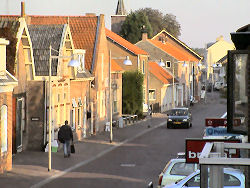 De 'lantaarnobstakels' in de Dorpsstraat te Heinkenszand.