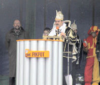 De sleutel hangt rond de nek van prins carnaval