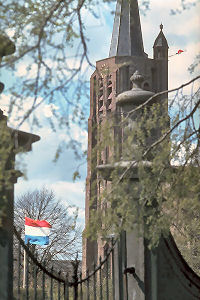 Zowel toren als kerk hard aan herstel toe